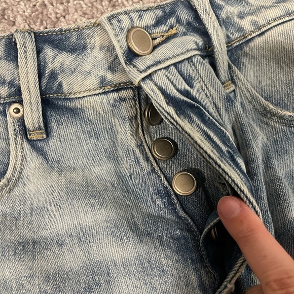 Good American | Bombshell Distressed High Rise Shorts - Picture 8 of 8